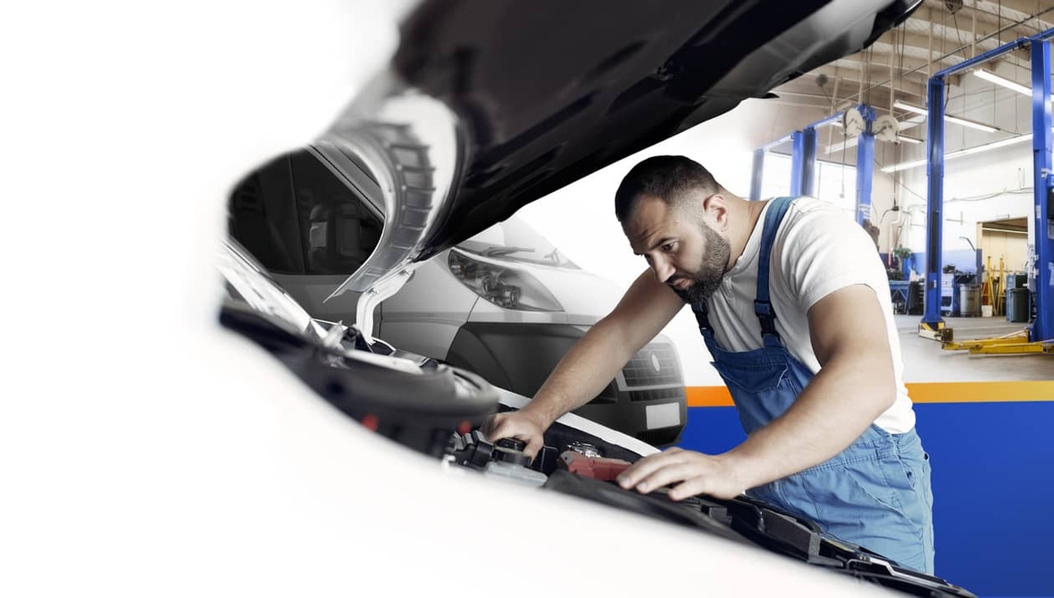 Mechanic from auto repair shop using connected car services